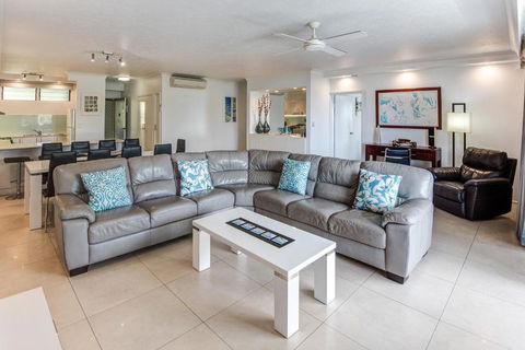 POINCIANA 101 HAMILTON ISLAND CENTRALLY LOCATED 3 BEDROOM, Plus BUGGY!! - Southport Accommodation 2