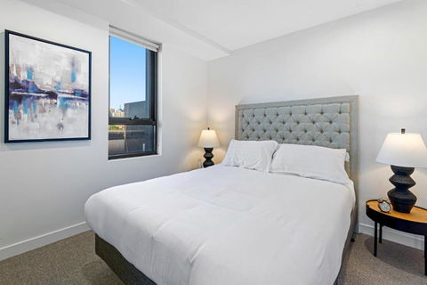 Polished 2-Bed Apartment With Gorgeous City Views - Southport Accommodation 1