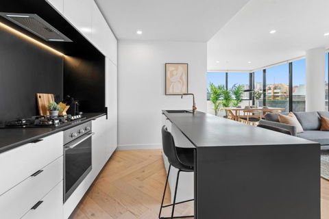 Polished 2-Bed Apartment With Gorgeous City Views - Southport Accommodation 2