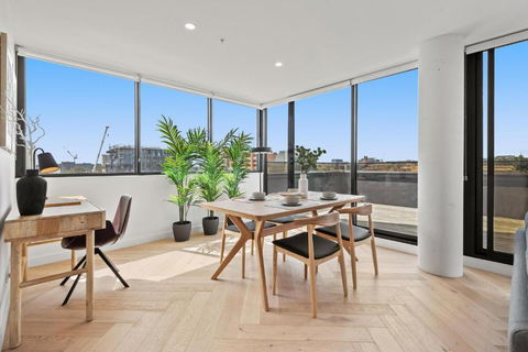 Polished 2-Bed Apartment With Gorgeous City Views - Southport Accommodation 3