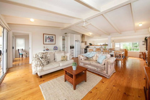 PORT WILLUNGA DREAMING A Beach Front Experience - Southport Accommodation 1