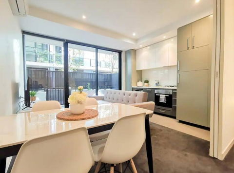 PR126-1 BR Comfy Stay Next To Station With FREE Parking - Southport Accommodation 2