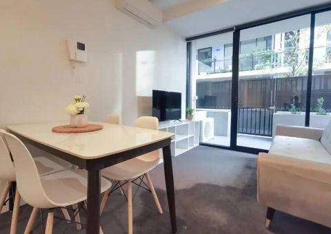 PR126-1 BR Comfy Stay Next To Station With FREE Parking - Southport Accommodation 3