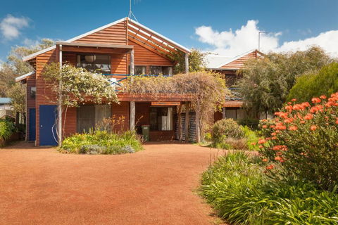 Rainbow House - Southport Accommodation 0