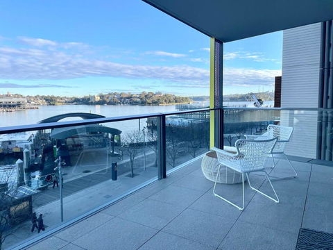 RARE Luxury Waterfront Living - Southport Accommodation 1