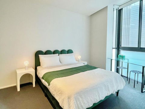 RARE Luxury Waterfront Living - Southport Accommodation 2
