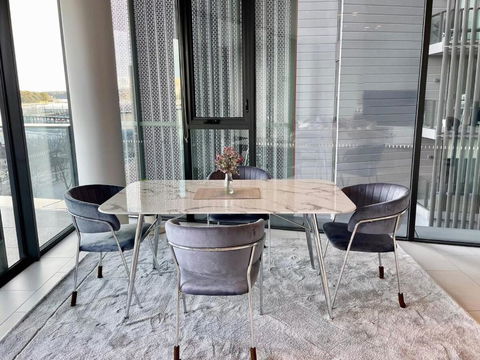 RARE Luxury Waterfront Living - Southport Accommodation 3
