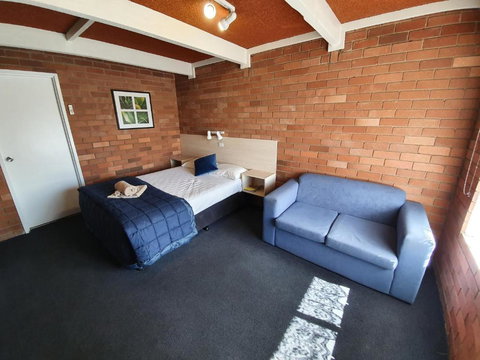 Red Chief Motel - Accommodation Southport 2