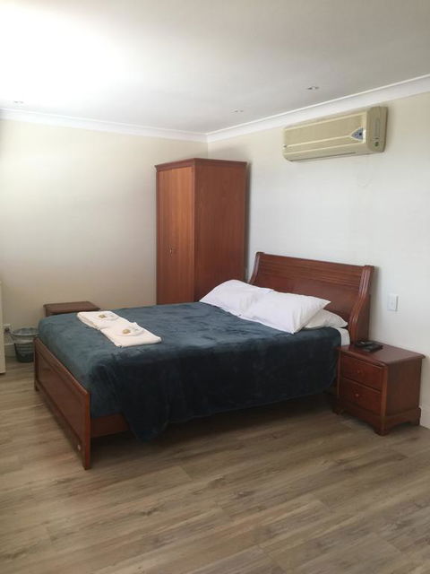 Aussie Hotel & Motel - Southport Accommodation 0