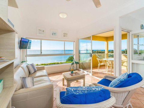 Avalon 1 - Overlooking Beautiful Convent Beach - Accommodation Southport 3