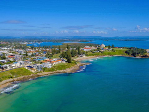 Avalon 4 - Right Across The Road From Convent Beach - Uninterrupted Views - Southport Accommodation 3