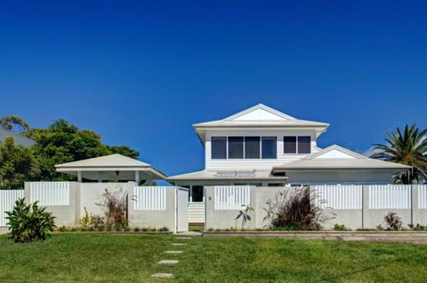 Away On Seaview Street - Accommodation Southport 0