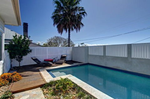 Away On Seaview Street - Accommodation Southport 2