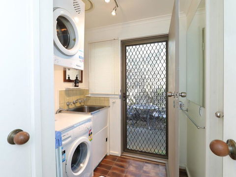 Back Beach Hideaway - Southport Accommodation 2