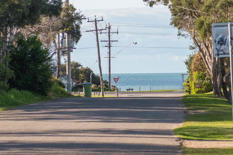 Bay Beach Beauty - Southport Accommodation 0