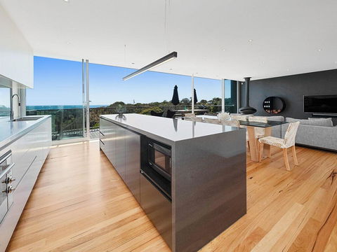 Bay Vista - Amazing Bay Views With The Beach At Your Doorstop! - Southport Accommodation 2