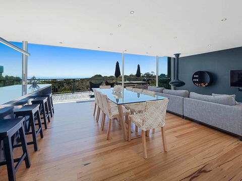 Bay Vista - Amazing Bay Views With The Beach At Your Doorstop! - Southport Accommodation 1