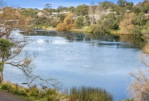 Riviera Lakeside With Uninterrupted Water Views - Southport Accommodation 1