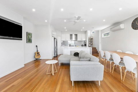 Riviera Lakeside With Uninterrupted Water Views - Southport Accommodation 2