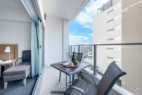 Resort-Style Sister Studios - Double Delight In The CBD - Southport Accommodation 2
