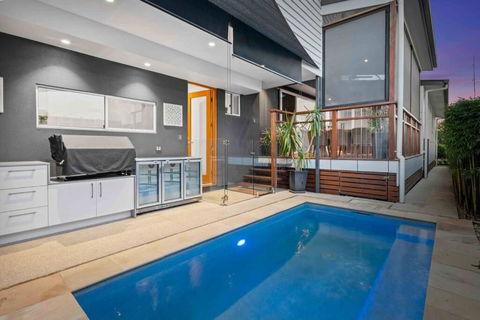 Redcliffe CBD Family Beach House - Southport Accommodation 0