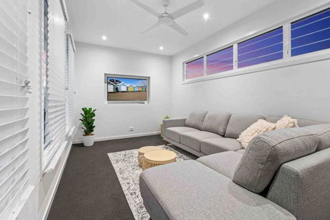 Redcliffe CBD Family Beach House - Southport Accommodation 2