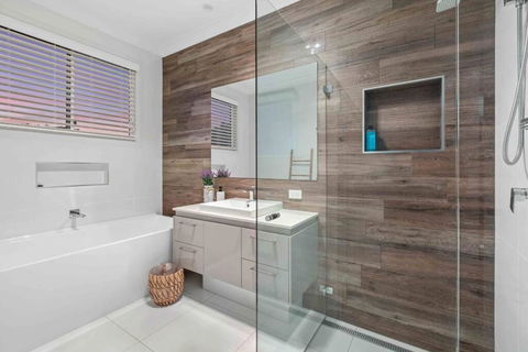 Redcliffe CBD Family Beach House - Southport Accommodation 3