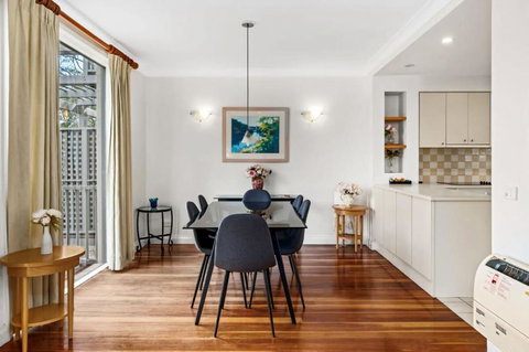 Refreshing Valley Escape - Southport Accommodation 2