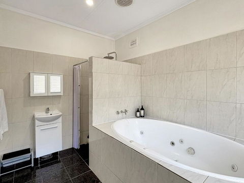Relax At Gossan - Southport Accommodation 2