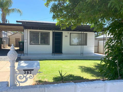 Relax At Gossan - Southport Accommodation 3