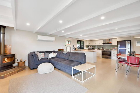 Relax At Goughs Bay - Southport Accommodation 2