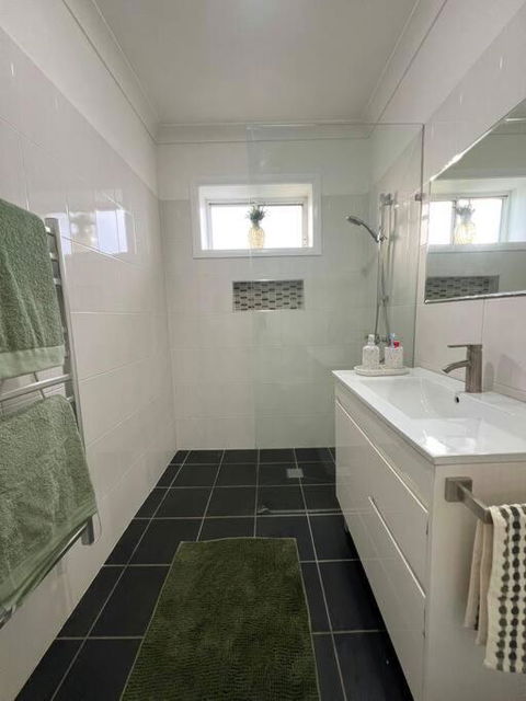 Renovated 3 Bedroom House - Southport Accommodation 2