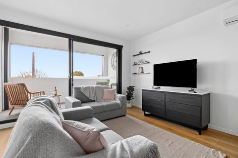 Retreat On Bellerine I 2BR Apartment I Geelong CBD - Accommodation Southport 0