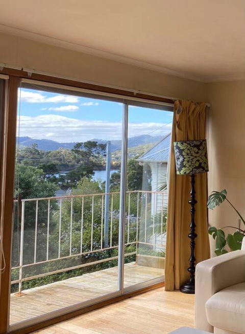 Retro Apartment Cornelian Bay - Water Views - Southport Accommodation 2