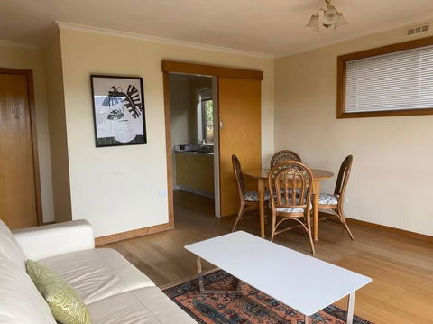 Retro Apartment Cornelian Bay - Water Views - Southport Accommodation 3