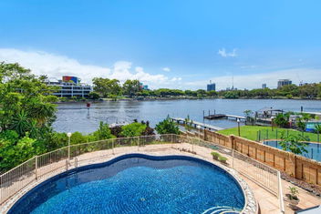 Retro Classic Surfers Paradise Waterfront Home with Southport Accommodation