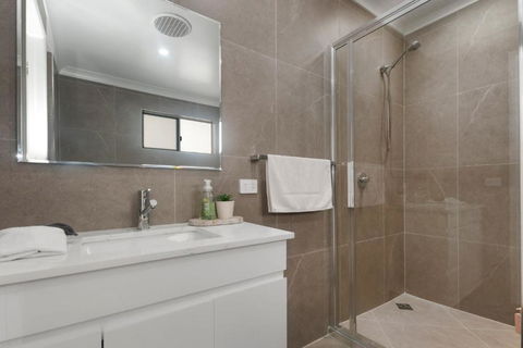 Riverside Serenity - Southport Accommodation 3