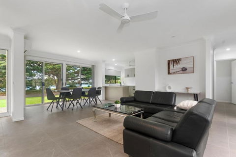 Riverside Serenity - Southport Accommodation 2