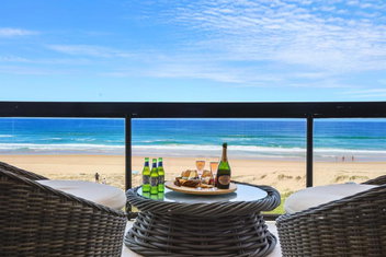 Salty Joe\'s Beachfront Retreat with Southport Accommodation