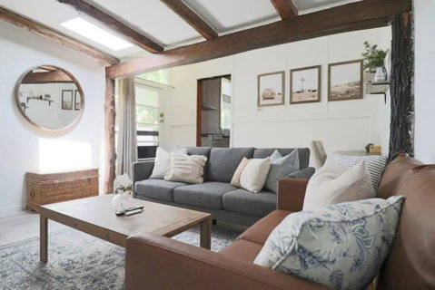 Rustic Chic 200 Metres From CBD - Accommodation Southport 0