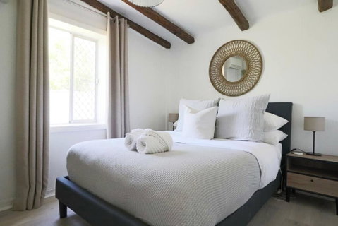 Rustic Chic 200 Metres From CBD - Accommodation Southport 3