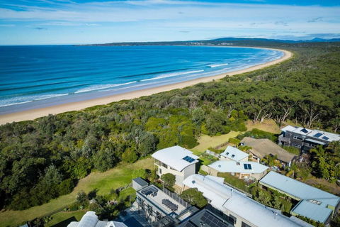 Rolling Waves 3 - Beach Access & Pet Friendly! - Southport Accommodation 0