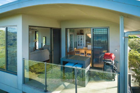 Rolling Waves 3 - Beach Access & Pet Friendly! - Southport Accommodation 2