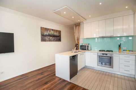 Rome Sky Villa - Southport Accommodation 3