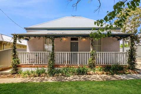 RoseBerne Cottage - Southport Accommodation 0
