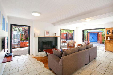 Ross Cres Spacious Private Beach House - Southport Accommodation 1