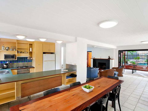 Ross Cres Spacious Private Beach House - Southport Accommodation 3