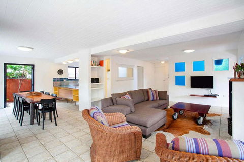 Ross Cres Spacious Private Beach House - Southport Accommodation 2
