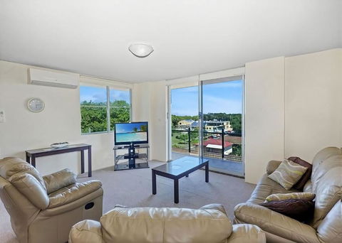 Sail Away - Southport Accommodation 3