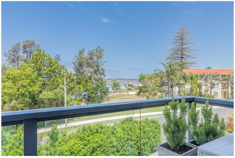 Salt & Sand Getaway - Accommodation Southport 0